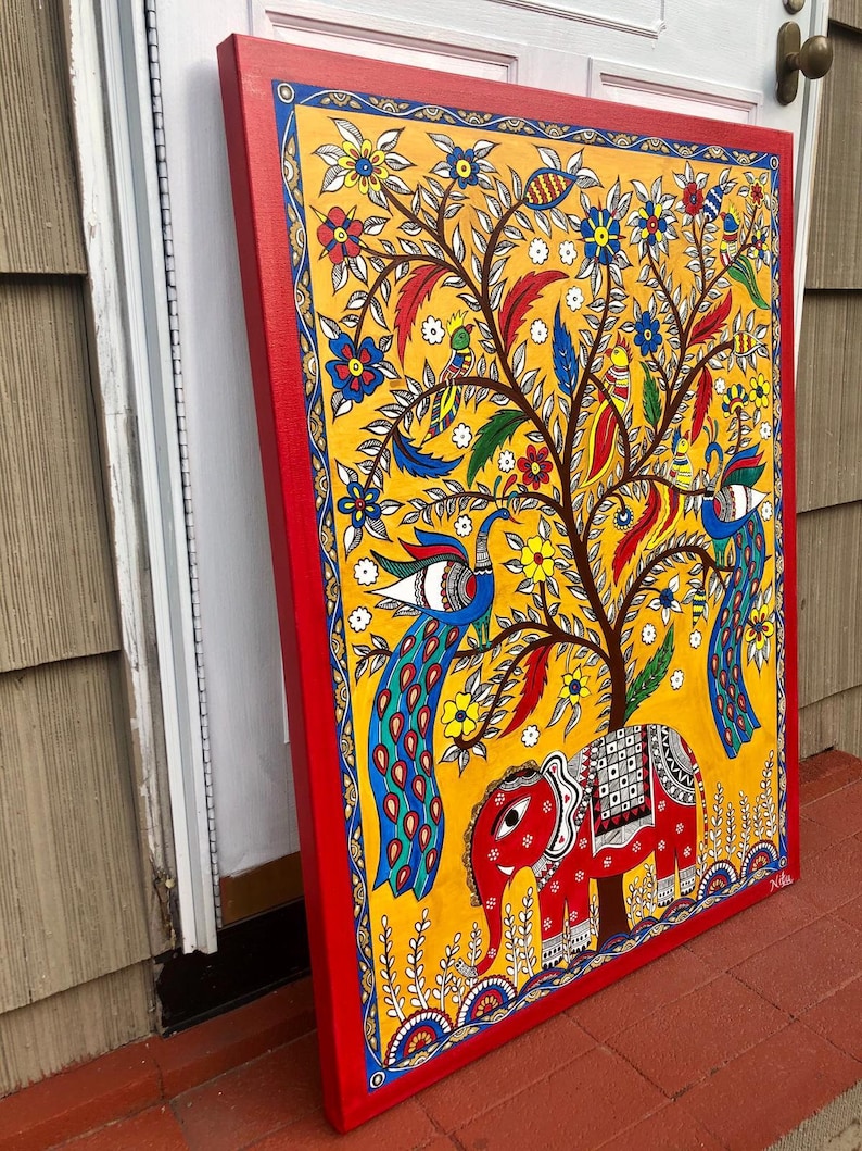 Puede incluir: Una pintura colorida sobre lienzo que representa un &aacute;rbol con pavos reales y un elefante. El &aacute;rbol est&aacute; lleno de flores y p&aacute;jaros. El fondo es amarillo y el marco es rojo.