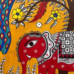 Puede incluir: Un elefante rojo con detalles blancos y negros se encuentra frente a un fondo amarillo con un &aacute;rbol y un pavo real azul. El elefante tiene un ojo grande y un peque&ntilde;o colmillo. El &aacute;rbol tiene ramas blancas y marrones con flores rojas y amarillas.