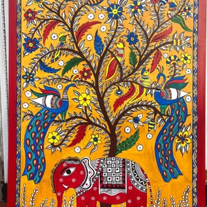 Puede incluir: Una pintura de arte popular colorida que representa un &aacute;rbol con pavos reales, p&aacute;jaros y un elefante. El &aacute;rbol est&aacute; pintado en tonos de amarillo, verde y marr&oacute;n, con flores en tonos de rojo, azul y amarillo. Los pavos reales tienen plumas azules y verdes, y los p&aacute;jaros son amarillos, rojos y verdes. El elefante es rojo con detalles en blanco y negro. El fondo es de un amarillo brillante.
