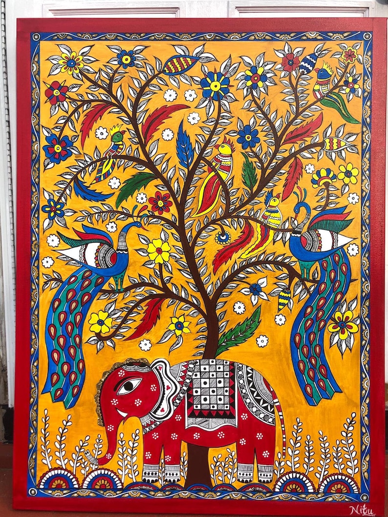 Puede incluir: Una pintura de arte popular colorida que representa un &aacute;rbol con pavos reales, p&aacute;jaros y un elefante. El &aacute;rbol est&aacute; pintado en tonos de amarillo, verde y marr&oacute;n, con flores en tonos de rojo, azul y amarillo. Los pavos reales tienen plumas azules y verdes, y los p&aacute;jaros son amarillos, rojos y verdes. El elefante es rojo con detalles en blanco y negro. El fondo es de un amarillo brillante.