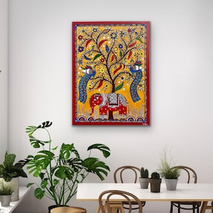 Puede incluir: Una pintura colorida de un &aacute;rbol con pavos reales y un elefante. El &aacute;rbol es amarillo con hojas verdes y flores rojas. Los pavos reales son azules y verdes con colas amarillas. El elefante es rojo con detalles blancos y negros. La pintura est&aacute; enmarcada en rojo.