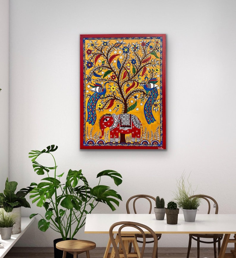 Puede incluir: Una pintura colorida de un &aacute;rbol con pavos reales y un elefante. El &aacute;rbol es amarillo con hojas verdes y flores rojas. Los pavos reales son azules y verdes con colas amarillas. El elefante es rojo con detalles blancos y negros. La pintura est&aacute; enmarcada en rojo.