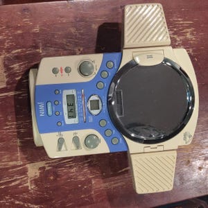 Radiobudzik JWIN z lustrzanym, wodoodpornym i zasilanym bateryjnie odtwarzaczem CD