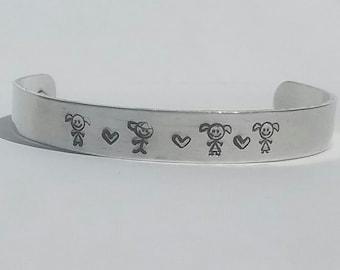 Bracelet de la mère ~ Bracelet de manchette en métal ~ Bracelet estampillé à la main ~ Bracelet de maman ~ Bracelet familial ~ Stamped Kids Jewelry ~ Personnalisé ~