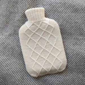 Hot water bottle with wool cover, knitted with Merino sheep's wool for cozy warmth, handmade in Germany (Design 4a)