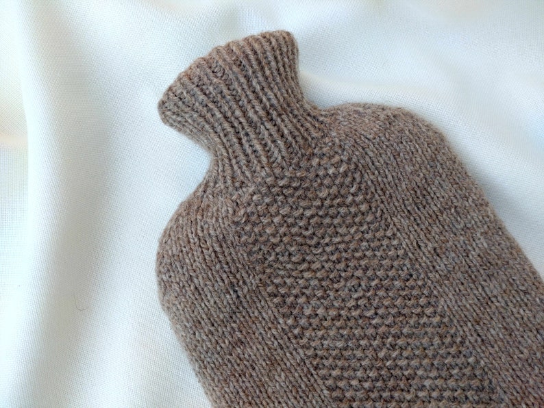 Wärmflasche mit Wollbezug aus natürlicher Schafswolle Merino, handgemacht in Deutschland, nachhaltige Geschenkidee für Frau und Mann