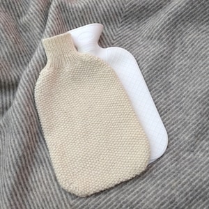 Hot water bottle with wool cover, knitted with Merino sheep wool for cozy warmth, handmade in Germany (Design 1)