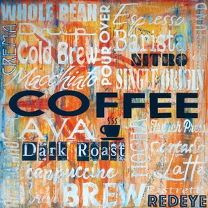 Peut inclure: Une peinture abstraite colorée avec le mot "COFFEE" en grandes lettres noires. L'arrière-plan est un mélange d'orange, de jaune et de blanc avec divers mots liés au café écrits en lettres blanches et noires, notamment "Whole Bean", "Cold Brew", "Macchiato", "Single Origin", "Java", "Dark Roast", "Cappuccino", "Espresso", "Barista", "Nitro", "French Press", "Cortado", "Latte", "Brew", et "Redeyeye".
