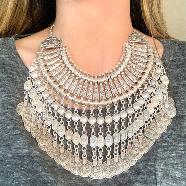 Beau long collier plastron en argent avec chaîne réglable, collier Boho, collier de déclaration, collier de pièce de monnaie ethnique, Collier Ethnique