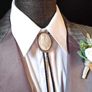 Witte parelmoer bolo stropdas - aanpasbare bruiloft bolo stropdas - gele steen zilver, koper of goud instellingen - leer of veganistisch koord - cadeau