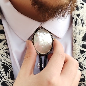 Aangepaste parel bolo stropdas met parelmoer edelsteen - stijlvolle bruiloft stropdas - bolo stropdas heren goud of zilver witte stenen bolo stropdas - zwart leer