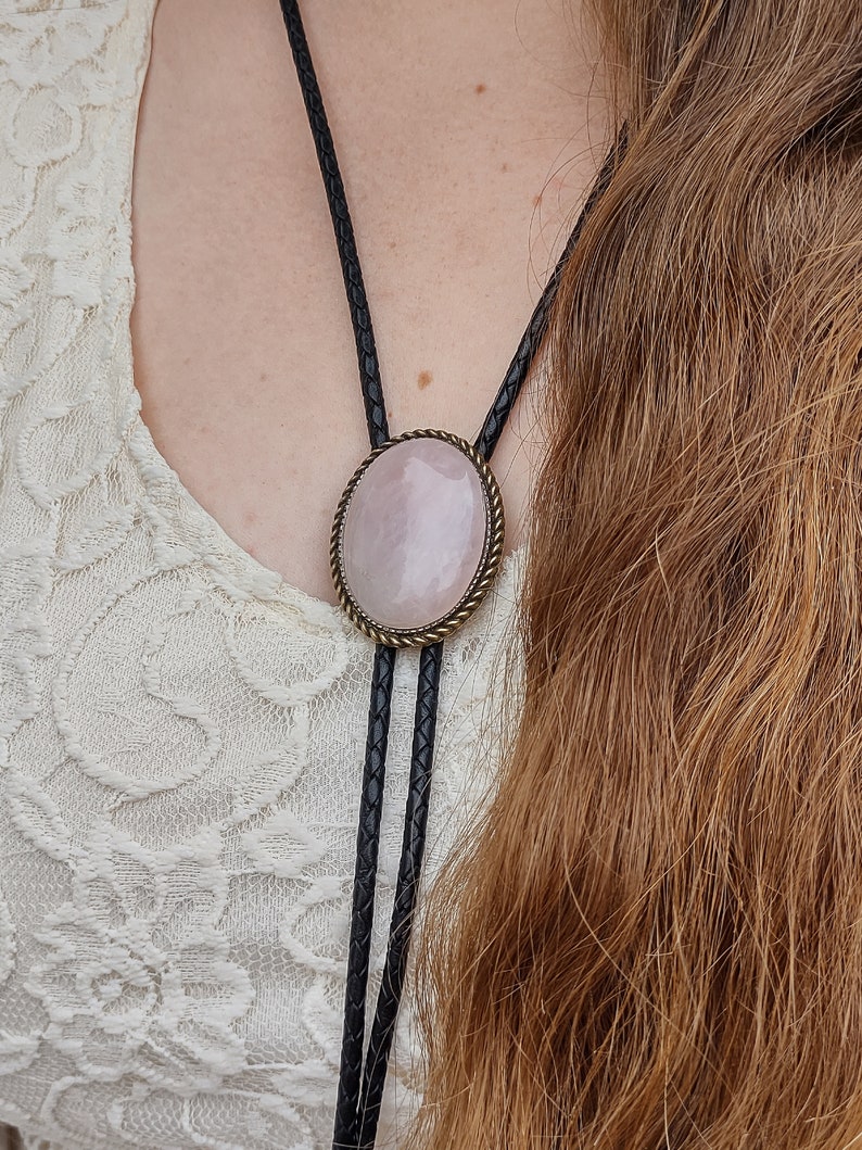 Custom Rose Quartz Bolo Ties Wedding Bolo Tie Western Necktie Silver or Gold with Black, Brown Leather Vegan Cord, Tension Clasp imagem 2