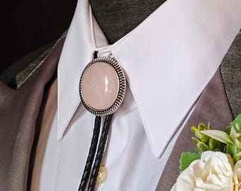 Kundenspezifische Bolo Krawatte mit rosa Rosenquarz - Hochzeits-Bolo-Krawatte - Silber, Gold oder Kupfer mit Leder oder Vegan-Schnur - Aufgerundete Krawatte - Geschenke