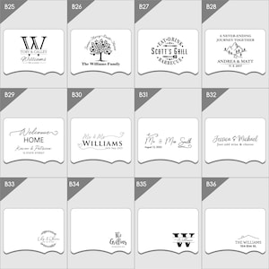 K&ouml;nnte beinhalten: Ein Set aus 12 personalisierten schwarzen und wei&szlig;en Schneidebrettern mit verschiedenen Designs und Texten. Die Designs beinhalten einen Baum, einen Grill, eine Bergkette, ein Haus, ein Herz, ein Monogramm und einen Kranz. Der Text enth&auml;lt Namen, Daten und S&auml;tze wie "Willkommen Zuhause" und "Essen Trinken Scott's Grill".