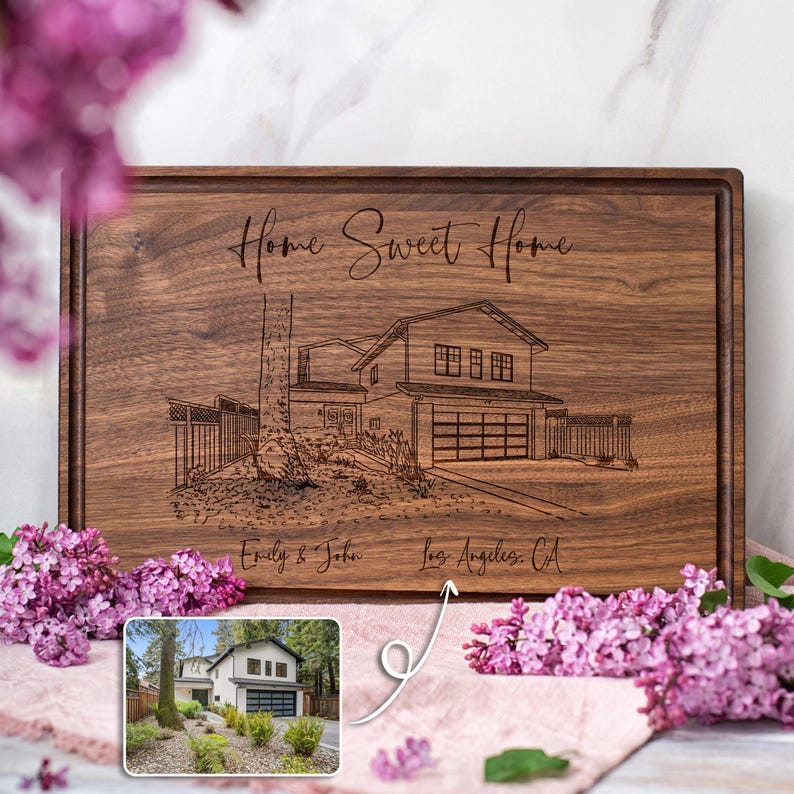 Puede incluir: Tabla de cortar de nogal personalizada con una ilustraci&oacute;n grabada con l&aacute;ser de una casa, el texto "Home Sweet Home", y los nombres "Emily & John" y "Los &Aacute;ngeles, CA".