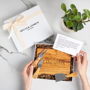 Schneidebrett Personalisiertes Charcuterie Brett, Käsebrett aus Olivenholz, personalisiertes Hochzeitsgeschenk für Paare, Geschenk zum 5 Bild 4