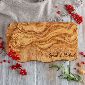 Tábua de frios personalizada, presente de casamento personalizado, presente rústico de madeira, presente de aniversário para casal, aniversário de noivado, tábua com borda viva