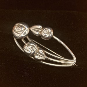 A lovely Rennie Mackintosh Glasgow Rose Brooch Pin design brooch by Historic Originals ( Sterling Silver )