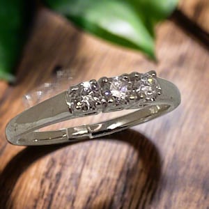 14k White Gold Round Cut 21pt Diamond Trinity Ring