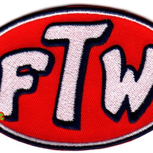 Puede incluir: Parche ovalado con las letras blancas "FTW" delineadas en azul marino sobre un fondo rojo. El parche tiene un borde blanco y las palabras "Live Fast" en verde.