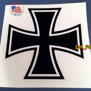 Könnte beinhalten: Schwarzer Eisenkreuz-Aufkleber mit weißem Umriss. Der Aufkleber befindet sich auf weißem Untergrund. Hergestellt in den USA.