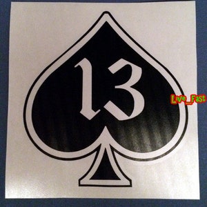 Könnte beinhalten: Schwarz-weißer Aufkleber eines Pik-Spielkartens mit der Nummer 13 in der Mitte.