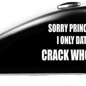 Puede incluir: Depósito de gasolina de motocicleta negro con una pegatina de vinilo blanco que dice "Lo siento Princesa Solo Salgo con Crack Whores".