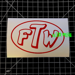 Puede incluir: Pegatina de vinilo roja con fondo blanco que presenta el acrónimo "FTW" en una fuente redonda y negrita dentro de un óvalo rojo.