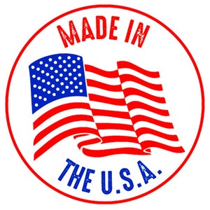 Puede incluir: Una pegatina circular roja, blanca y azul con el texto "Made in the U.S.A." y una bandera estadounidense ondeando.