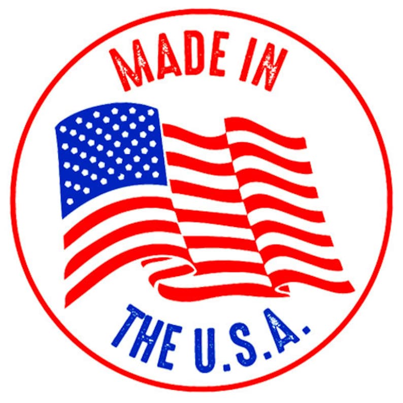 Puede incluir: Una pegatina circular roja, blanca y azul con el texto "Made in the U.S.A." y una bandera estadounidense ondeando.