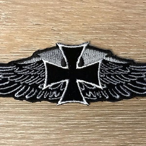 Pode incluir: Patch bordado com uma cruz de ferro preta com asas brancas.