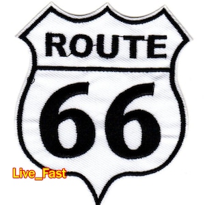 Könnte beinhalten: Weißer und schwarzer gestickter Aufnäher mit dem Text "ROUTE 66" in Schildform.