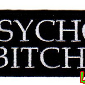Puede incluir: Parche negro con texto bordado en blanco que dice "PSYCHO BITCH".