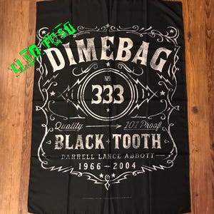 Puede incluir: Un juego de tres tazas de cerámica con un acabado mate moteado. Las tazas son de color crema, gris claro y gris oscuro. Cada taza tiene un diseño simple y minimalista.