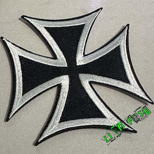 Puede incluir: Parche de cruz de hierro negro con contorno blanco. El parche está hecho de tela y tiene un diseño cosido.