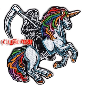 Puede incluir: Un parche bordado que representa una figura esquelética negra montando un unicornio arcoíris. El unicornio tiene un cuerpo blanco con una crin y una cola arcoíris. La figura esquelética sostiene una guadaña.