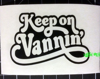 Może przedstawiać: Biała naklejka z napisem "Keep on Vannin'" w stylu retro, obramowana na czarno. Naklejka ma czarne tło i teksturowaną powierzchnię. Widoczna jest również fraza "LIVE FAST".