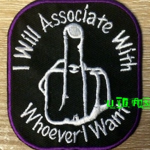 以下が含まれることがあります： 白い中指と「I Will Associate With Whoever I Want」というテキストが刺繍された黒いパッチ。