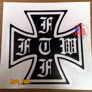 以下が含まれることがあります： 黒と白のアイアンクロスステッカーで、ゴシック体で「FTW」の文字が書かれています。このステッカーはアメリカ製です。