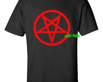 Könnte beinhalten: Schwarzes T-Shirt mit einem roten Pentagramm-Symbol.