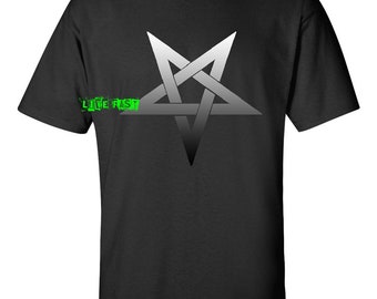 Könnte beinhalten: Schwarzes T-Shirt mit einem silbernen Pentagramm und dem Text "LIVE FAST" in Grün.