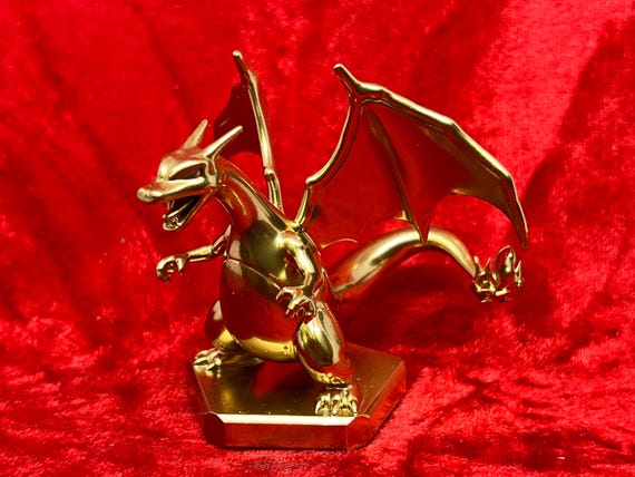 Pokemon #006 Charizard figura Oro TCG Statua Italia