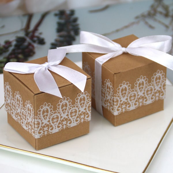 Boîtes de faveur de mariage Kraft rustiques avec dentelle blanche-Boîtes de bonbons en papier créatives-Boîte de faveur kraft en dentelle avec ruban et nœud pour la fête d'anniversaire de mariage