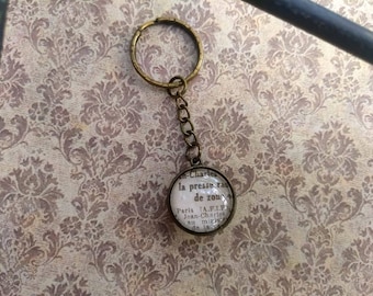 Keychain-Keyring-World War II -Antique newspaper-France en guerre- War in France-History lovers-Text in french