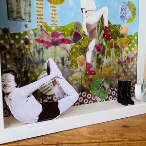 Collage, Mixed Media Collage in einem Objekt-Bilderrahmen, Retro Collage, Assemblage Thema Gärtnern und Yoga Bild 4