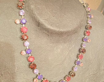 Halskette mit handgemachten Glas- und Swarovski Steinen in rot-lila rose- Tönen von Stikkelorum, Collier mit Swarovski-Kristallen,  Kette,