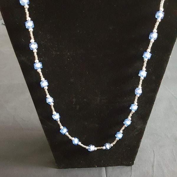 Collier en perles bleues et argentées