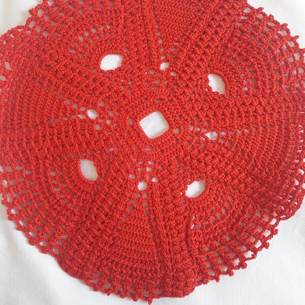 Napperon rond rouge au crochet