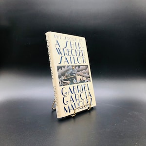 La historia de un marinero náufrago. Por Gabriel García Márquez. Traducción de Randolph Hogan. Primera edición americana. Knopf. Nueva York, 1986.
