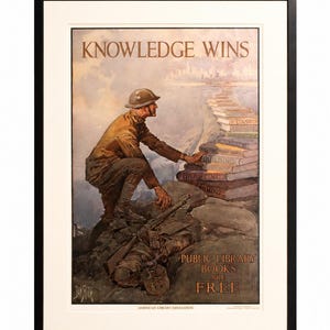 Può includere: Poster vintage incorniciato con un soldato che sale una scala di libri. Il poster recita "KNOWLEDGE WINS" e "PUBLIC LIBRARY BOOKS ARE FREE". L'opera d'arte presenta una tavolozza di colori tenui e un tema storico.